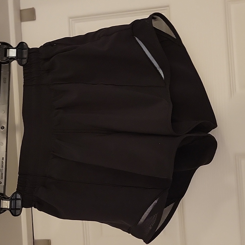 Lululemon Black Hotty Hot low rise 4" inseam size 4
